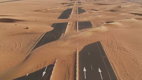 camino a través de las dunas del desierto