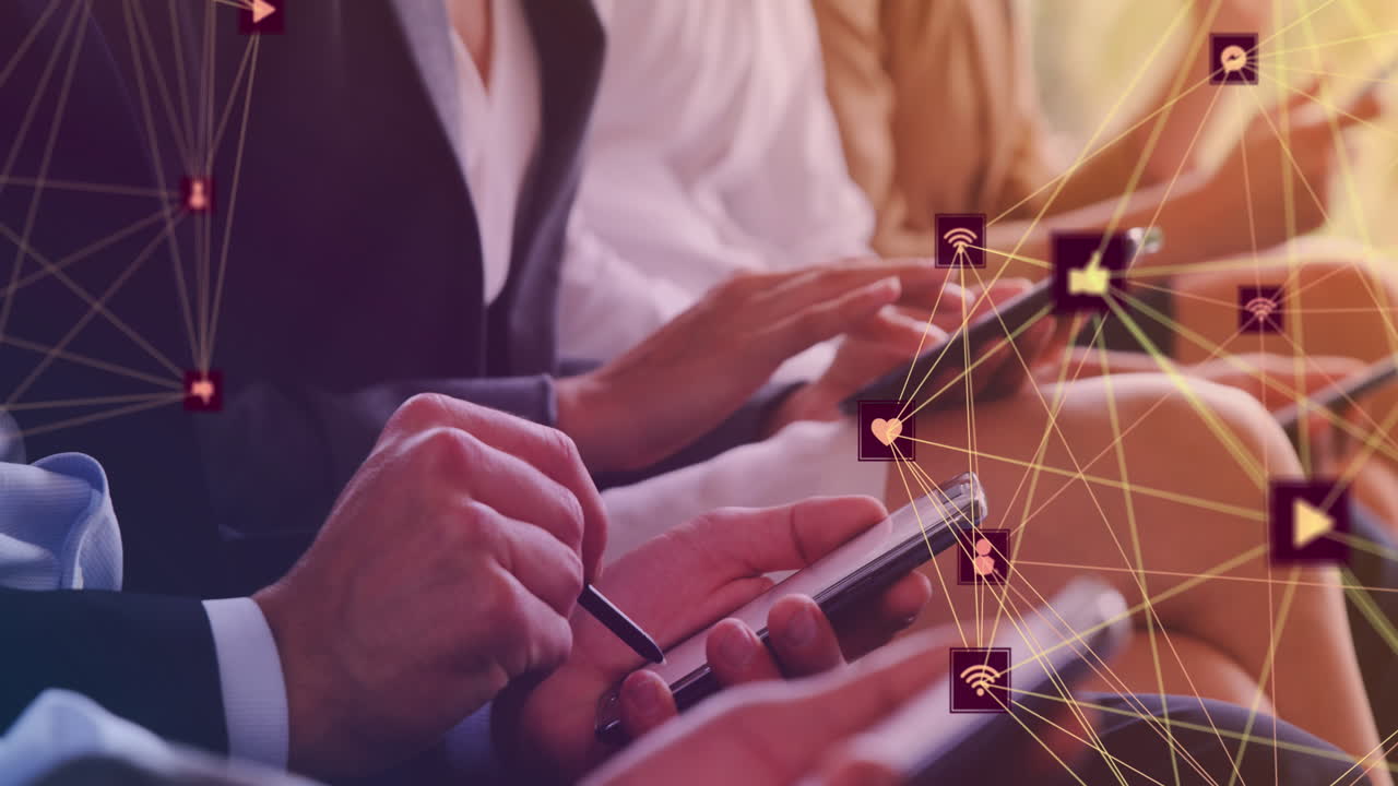 스마트 폰을 사용하는 다양한 비즈니스 사람들에 대한 미디어 아이콘의 애니메이션