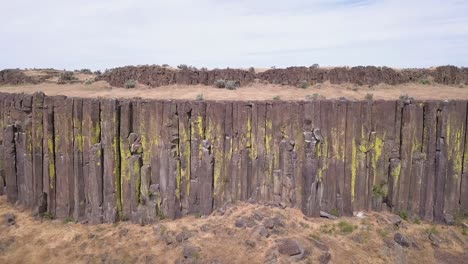 Tall-orderly-columns-of-volcanic-basalt-form-channeled-scablands-cliff