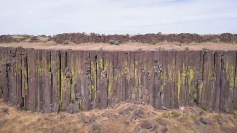 altas columnas ordenadas de basalto volcánico forman el acantilado canalizado de scablands