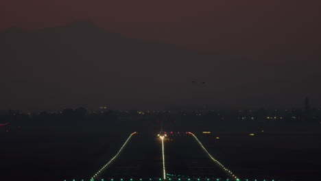 despegue nocturno del avión