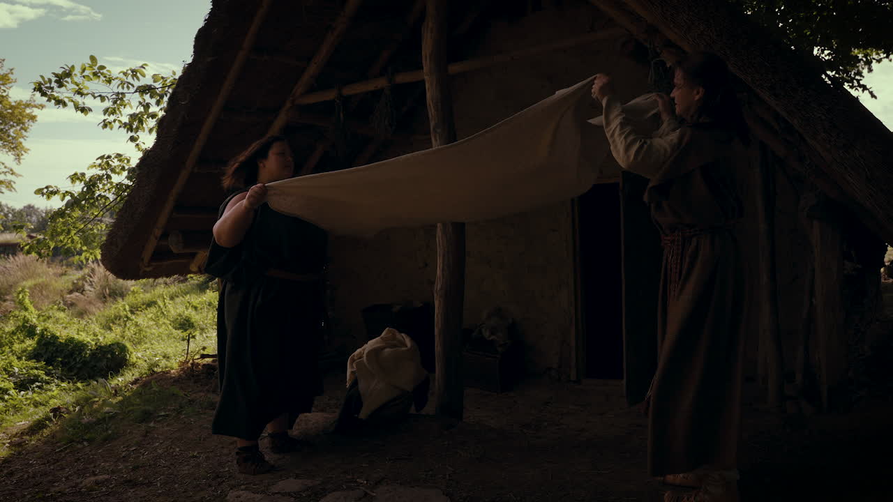 Antico rituale di sepoltura in una capanna
