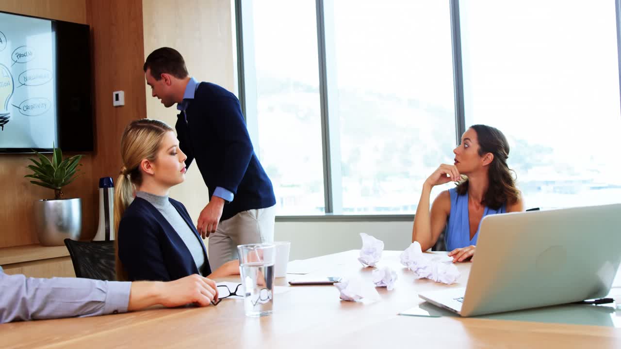 발표 를 하는 임원