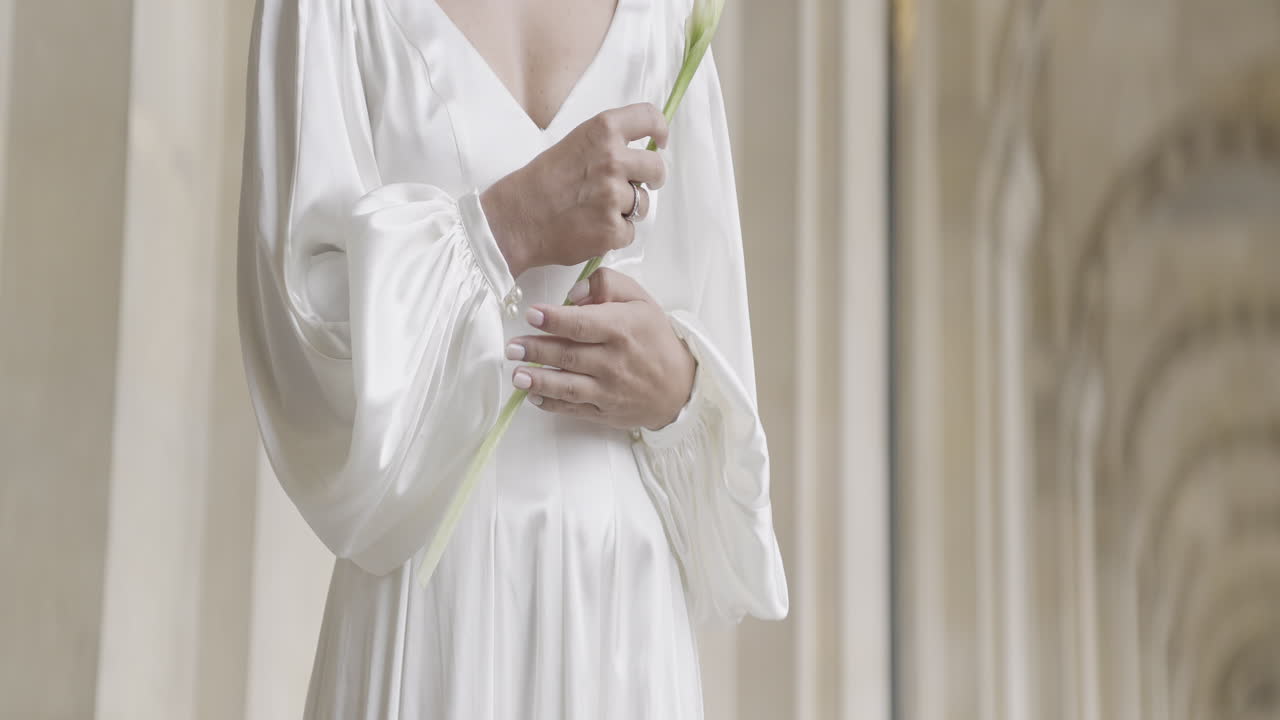 아름다운 색 웨딩 드레스 를 입은 여자