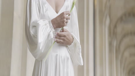 una mujer con un hermoso vestido de novia blanco.