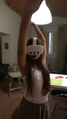 mujer experimentando realidad virtual en una cocina
