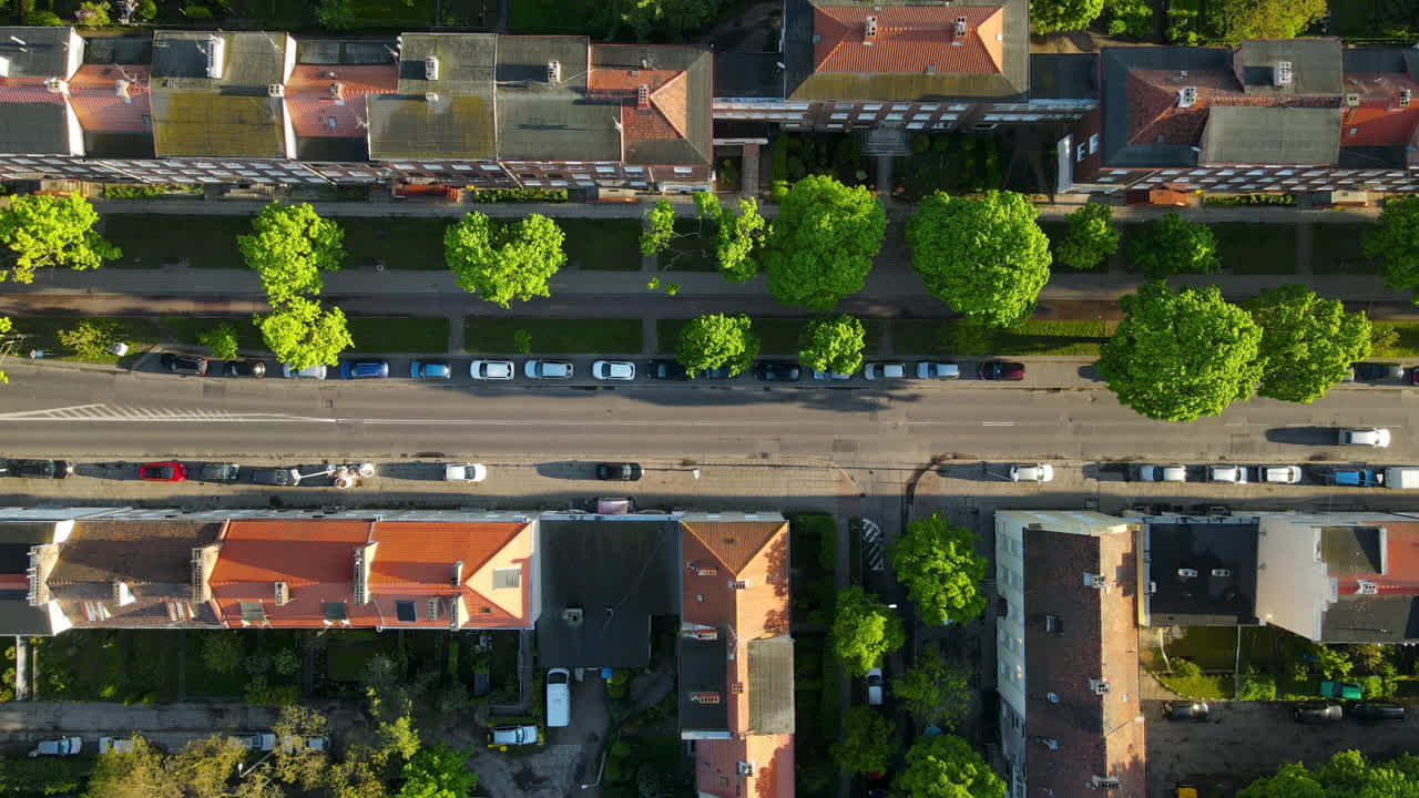 화창한 날 폴란드 그단스크에서 건물을 따라 길가에 주차된 차량의 공중 전망