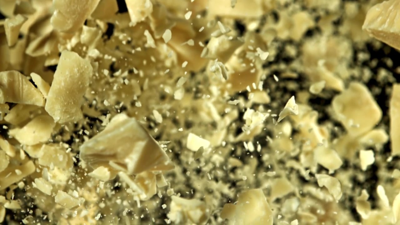 Parmesanspåner, der eksploderer og flyver i slowmotion