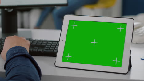 Nahaufnahme-Eines-Tablets-Mit-Chroma-Key-Display,-Projektmanager-Tippt-Auf-Dem-PC