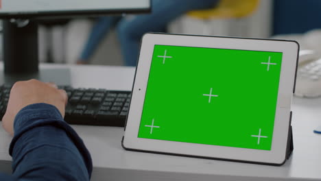 primer plano de la tableta con pantalla de tecla croma, gerente de proyecto escribiendo en la pc