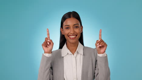 Mujer-De-Negocios-Feliz,-Apuntando-Hacia-Arriba