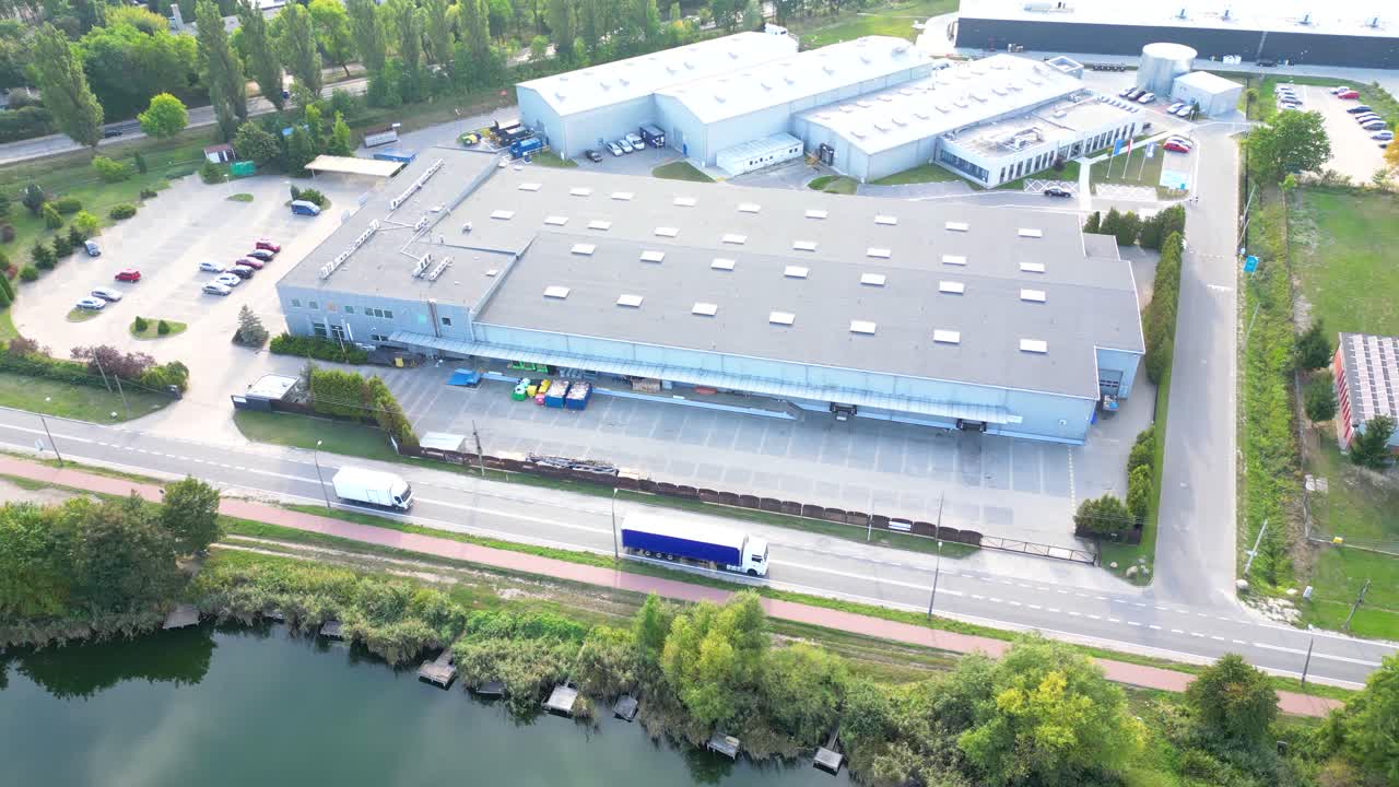 vista aérea de almacenes de almacenes o fábricas industriales o centros logísticos desde arriba