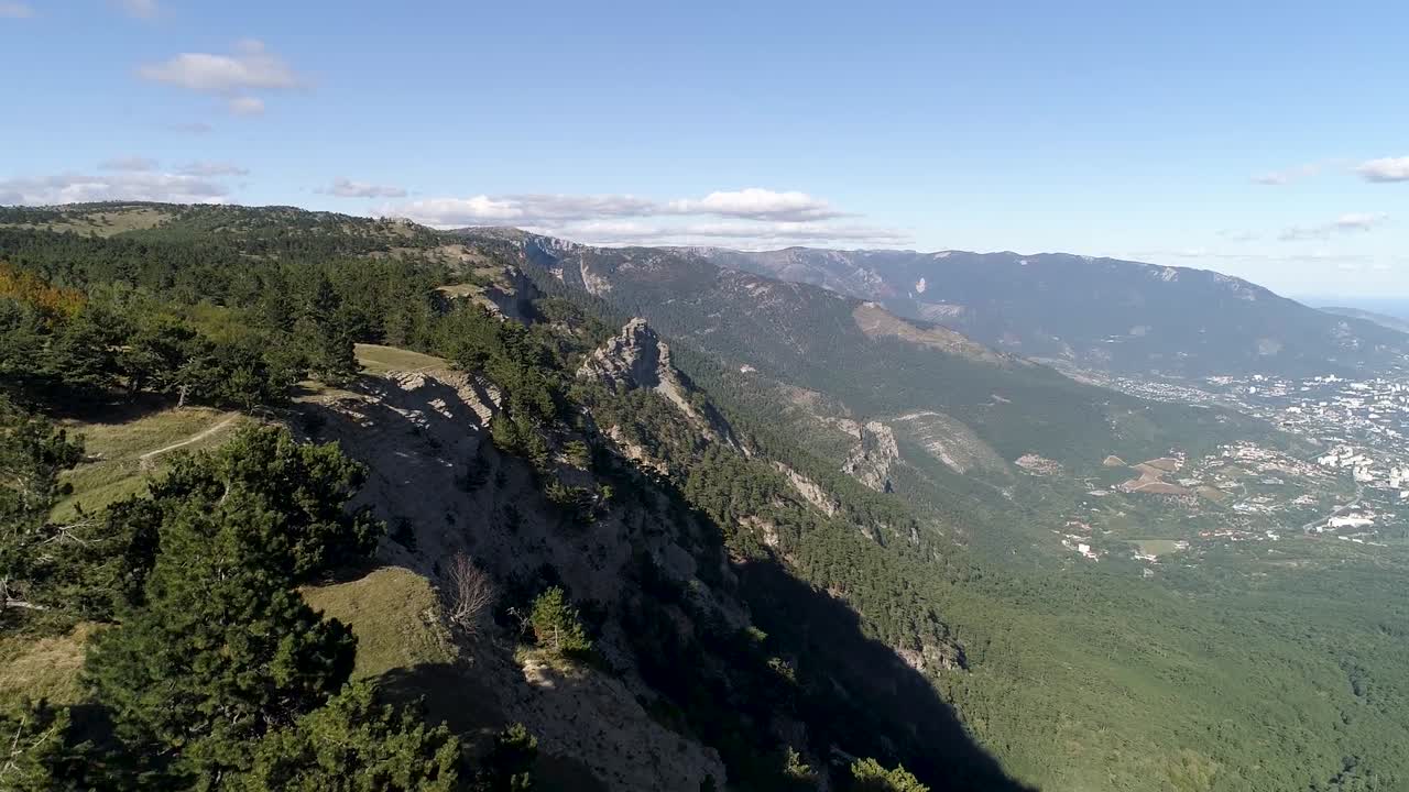 숲과 도시 풍경을 가진 산악 풍경
