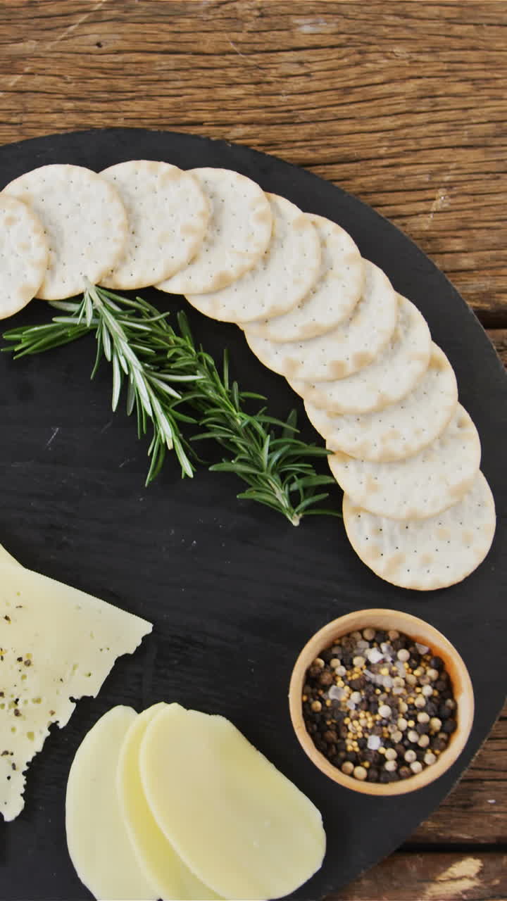 허브 와 향신료 가 들어 있는 조각 된 치즈