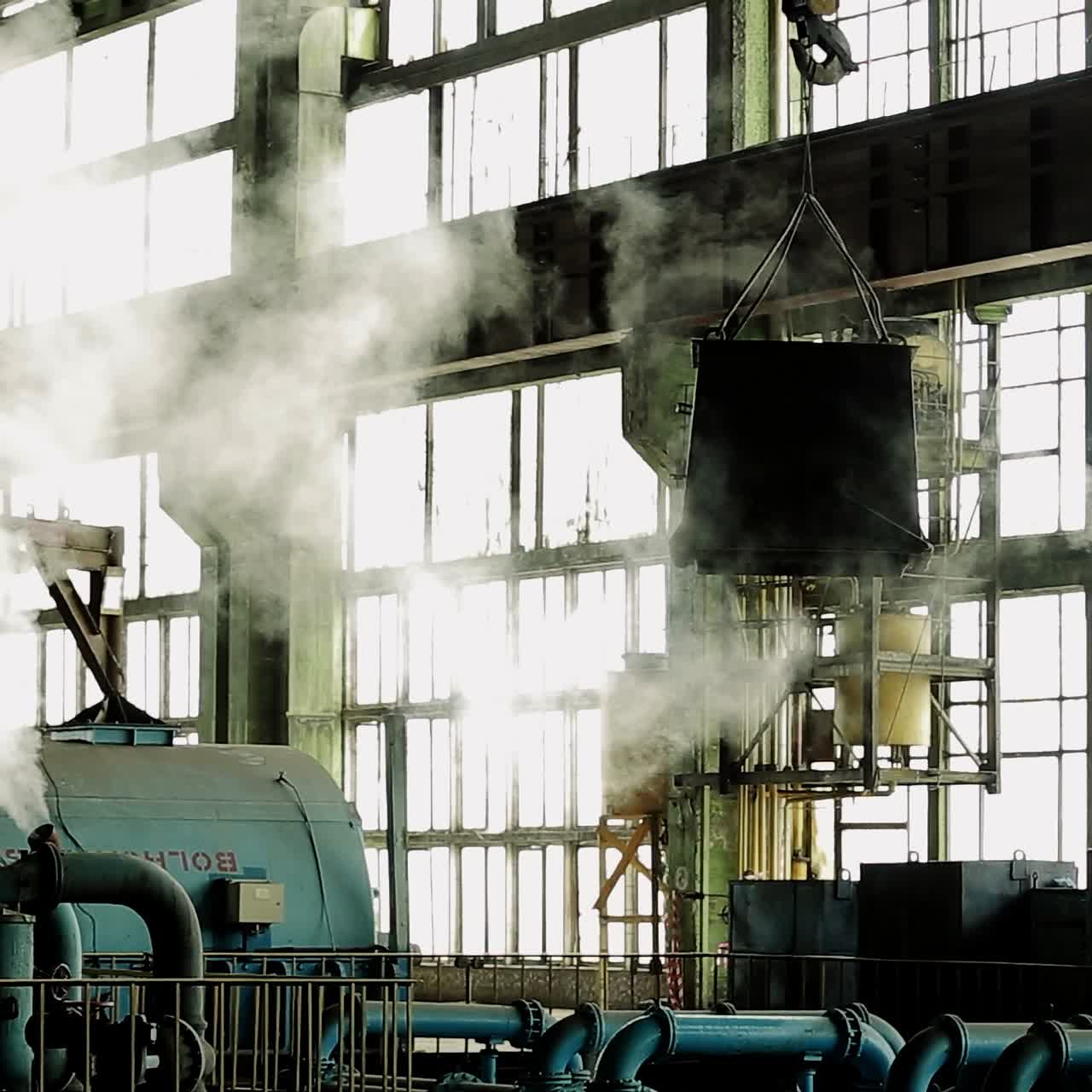 grúa aérea en el taller de la fábrica