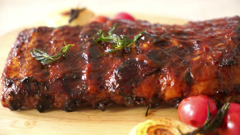 costillas de cerdo a la parrilla y barbacoa