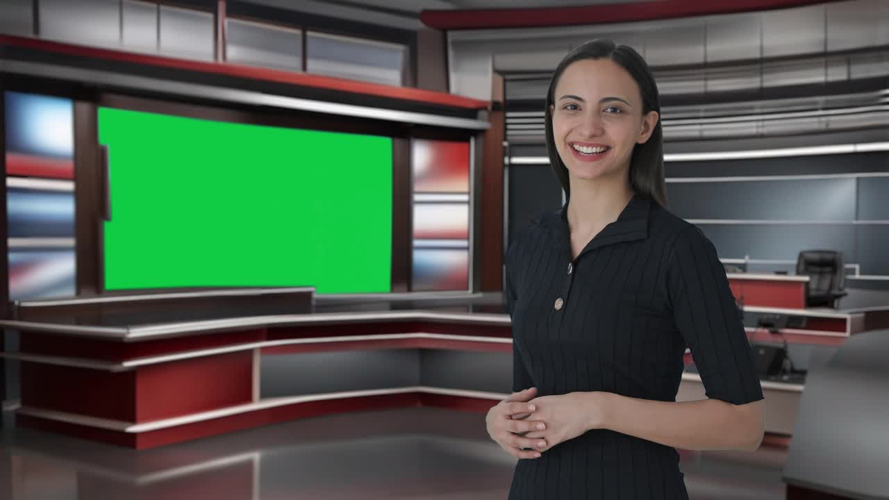 Šťastná indická novinářka ukazující na prázdné zelené plátno