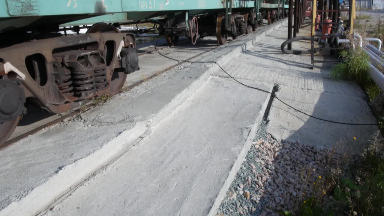 로딩 도크에 있는 철도 크차