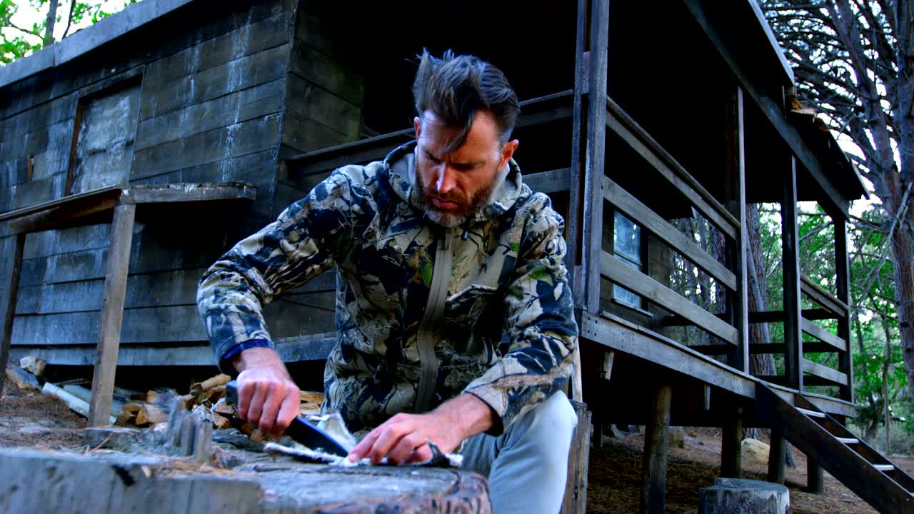 hombre modelando la piel de un animal en el bosque 4k