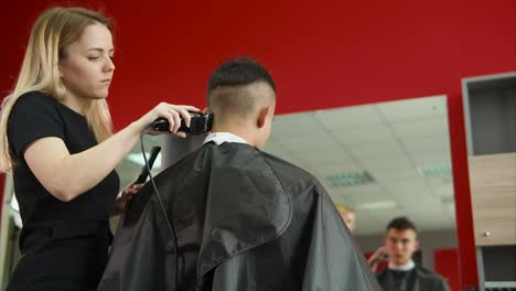 corte de pelo en una barbería
