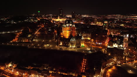 Luftaufnahme-Der-Alten-Skyline-Von-Quebec-Bei-Nacht-In-Kanada---Drohnenaufnahme