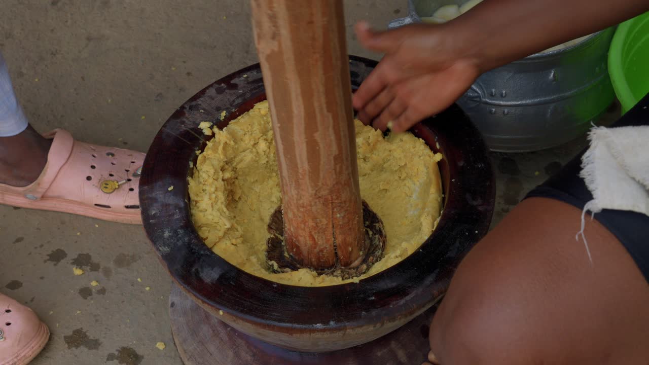 primer plano de la receta de preparación de alimentos africanos fufu una comida molida que se encuentra en la cocina de áfrica occidental