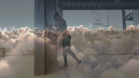 animación de nubes sobre una mujer afroamericana estirándose