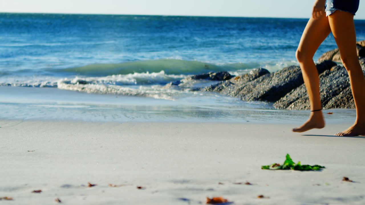 여자 배구 선수가 해변에서 걸어 4k