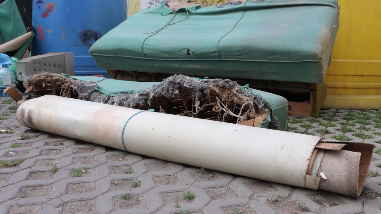 старые ковровые рулоны, диванные подушки, ожидающие удаления в miercurea ciuc, румыния