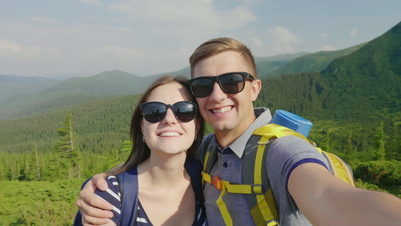 una feliz pareja de turistas se fotografiaron sonriendo a la cámara contra el fondo de un