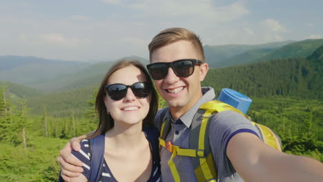 una feliz pareja de turistas se fotografiaron sonriendo a la cámara contra el fondo de un