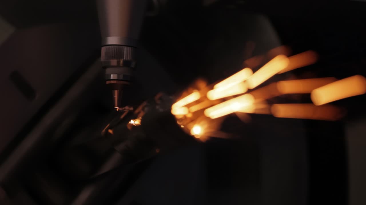 Taglio laser e a gas CNC del metallo, tecnologia industriale moderna.