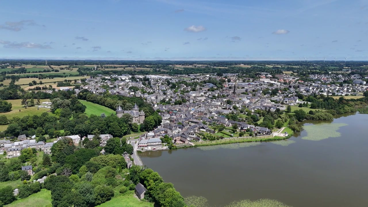 Ripresa aerea con drone in panning da destra a sinistra della città di Combourg, Bretagna, Francia.