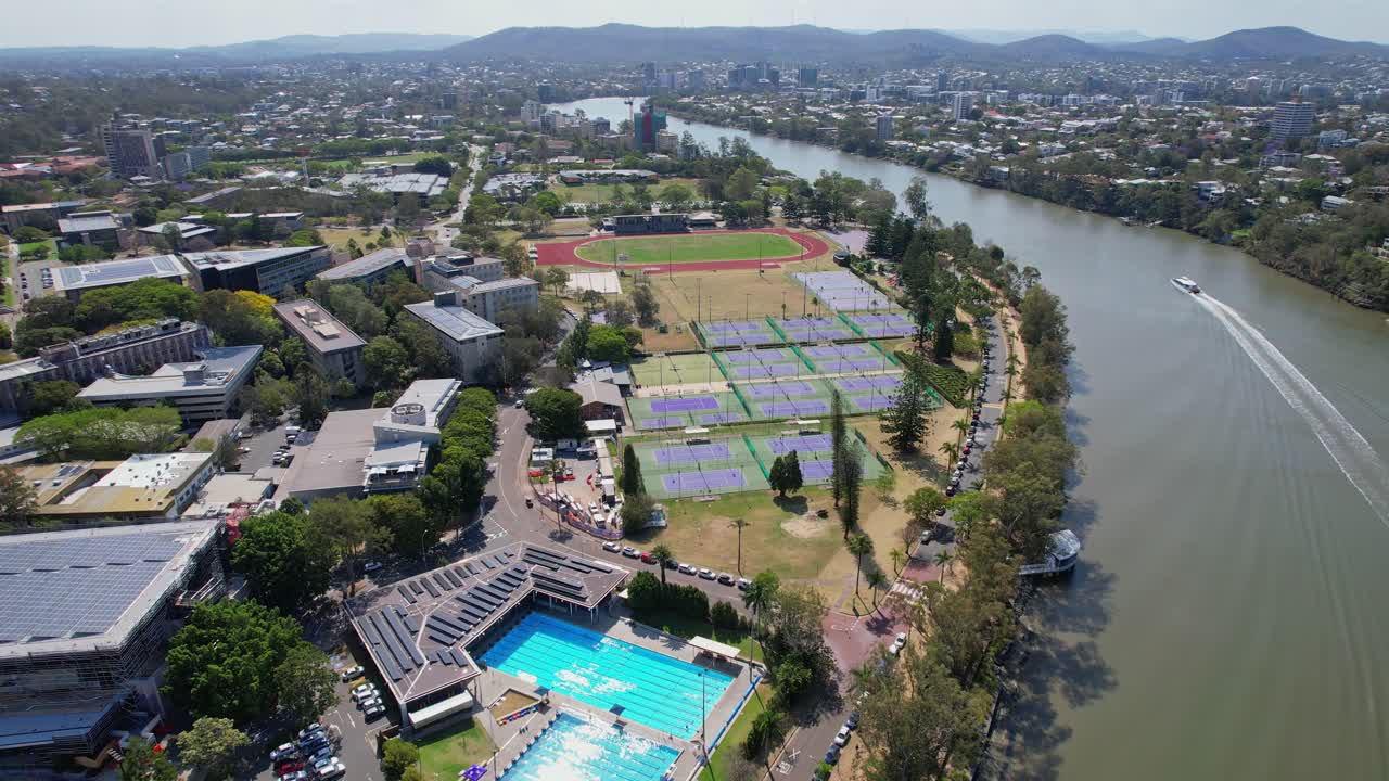 las canchas de baloncesto y tenis al aire libre de la universidad de queensland con campo de juego junto al río brisbane en queensland, australia