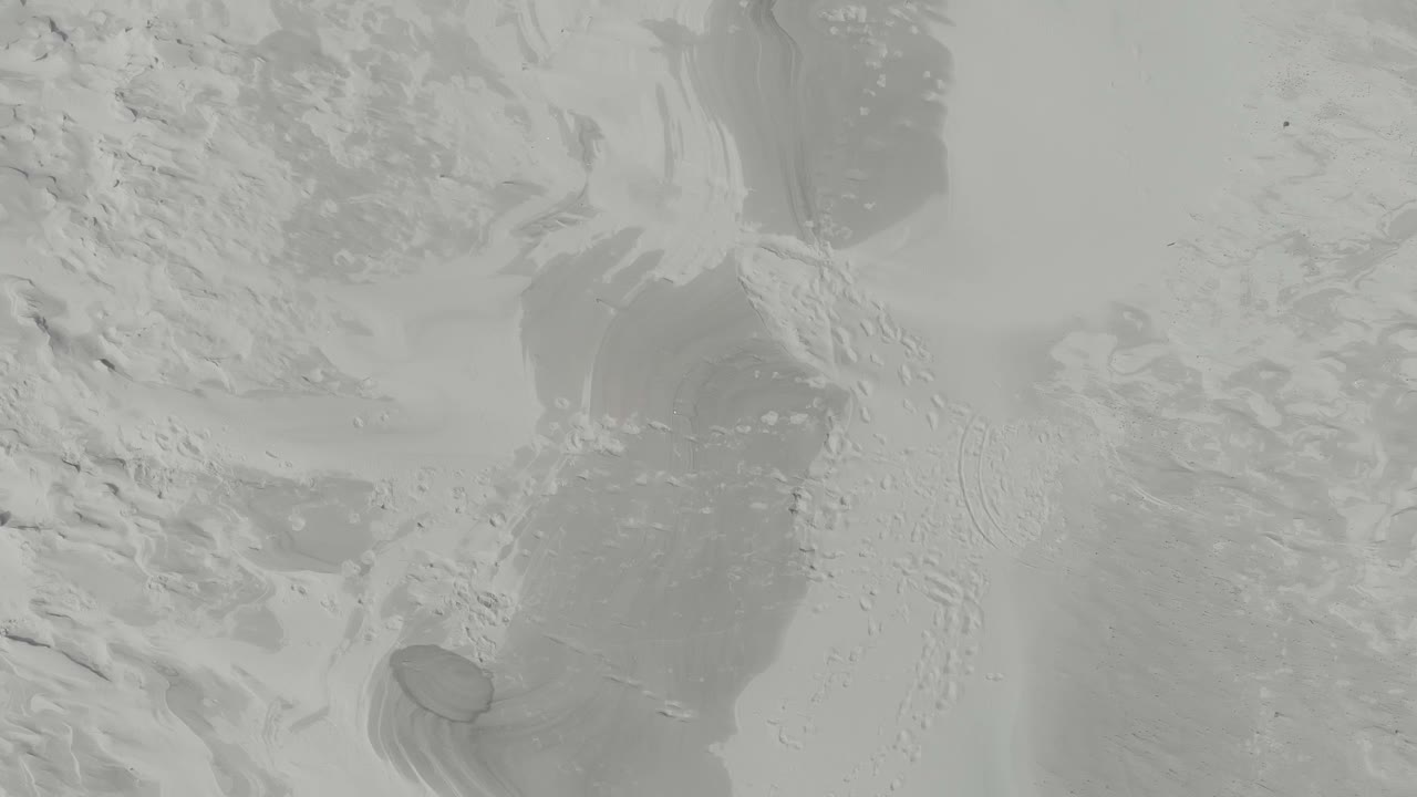 vista aérea de arriba hacia abajo de las huellas en la arena en la playa o el desierto