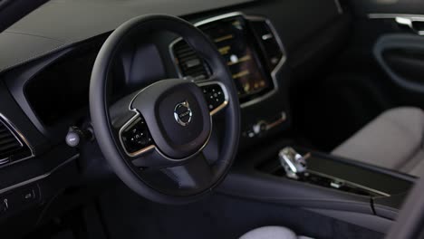 odesa, ucrania - noviembre, 2021: interior del coche volvo - volante y tablero de instrumentos