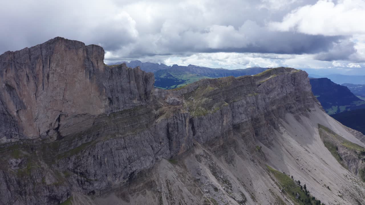 Sivri Seceda Sırtı'nın havadan görünümü, İtalyan Dolomitleri, Güney Tirol