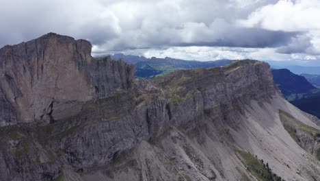 Vista-Aérea-De-La-Cresta-Irregular-De-Seceda,-Dolomitas-Italianas,-Tirol-Del-Sur