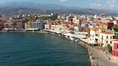 Bahía-De-Chania-En-Un-Día-Soleado-De-Verano-En-Creta,-Grecia---Toma-Aérea-De-Drones