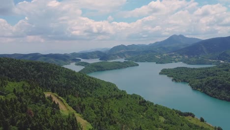 Imágenes-Aéreas-Del-Río-En-El-Lago-En-Grecia