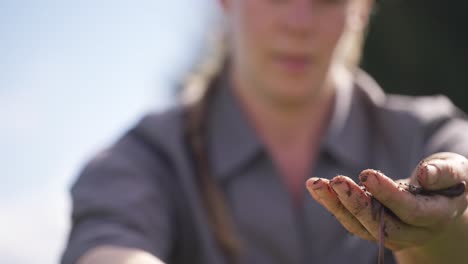 Female-farmer-holding-decomposition-soil-searching-for-red-worms,-vermiculture