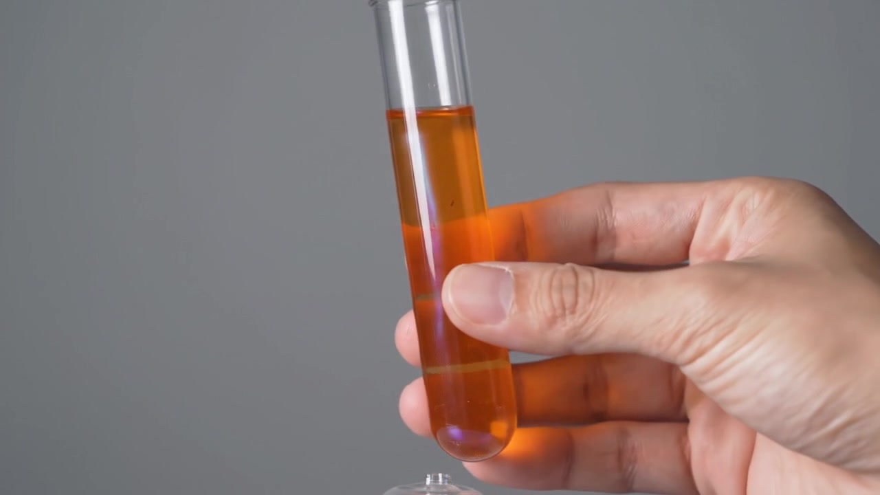 Display biotecnologico liquido di campione in provetta da laboratorio