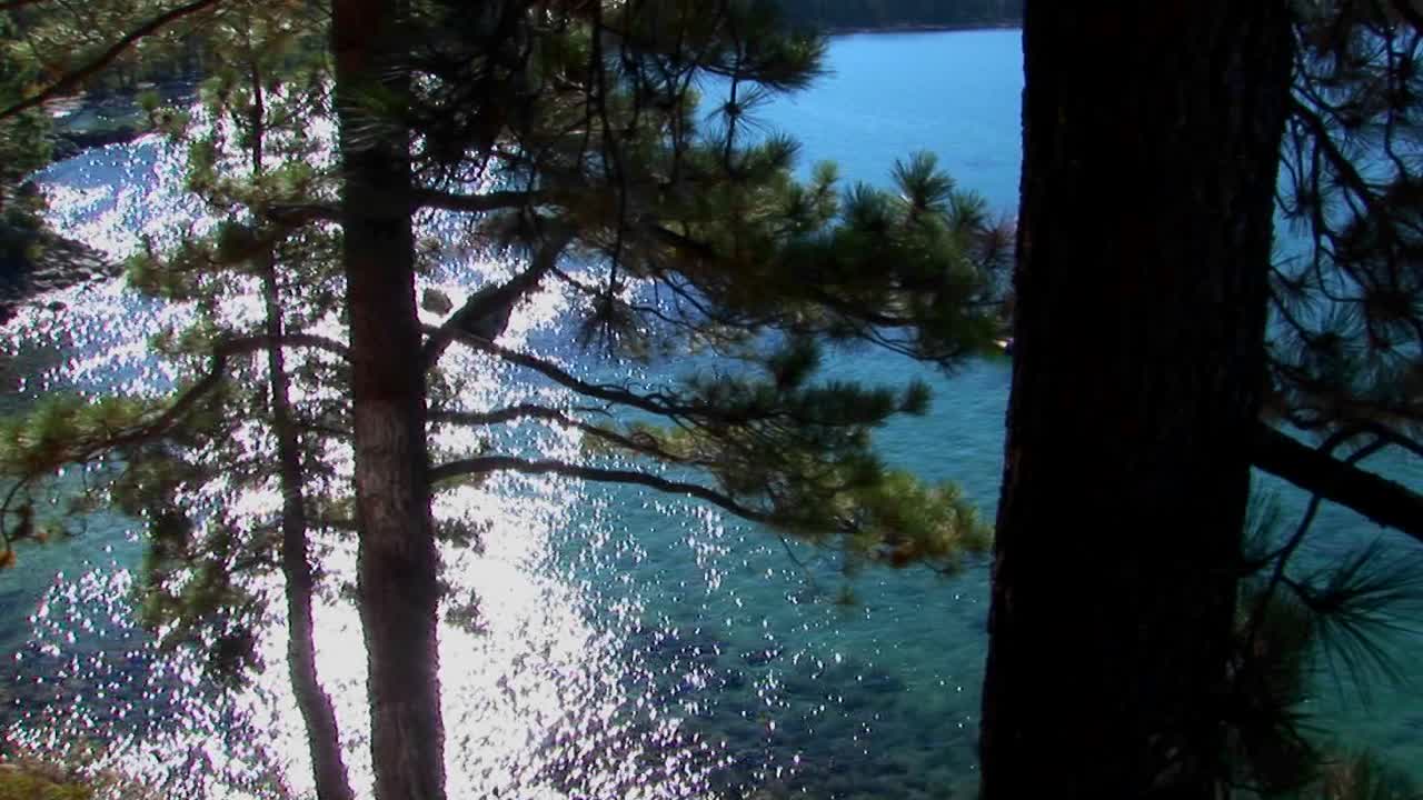 시에라 네바다 산맥 근처의 햇빛에 타호 호수의 청록색 물이 반짝인다