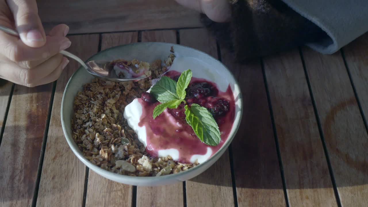 Coppa di yogurt e granola
