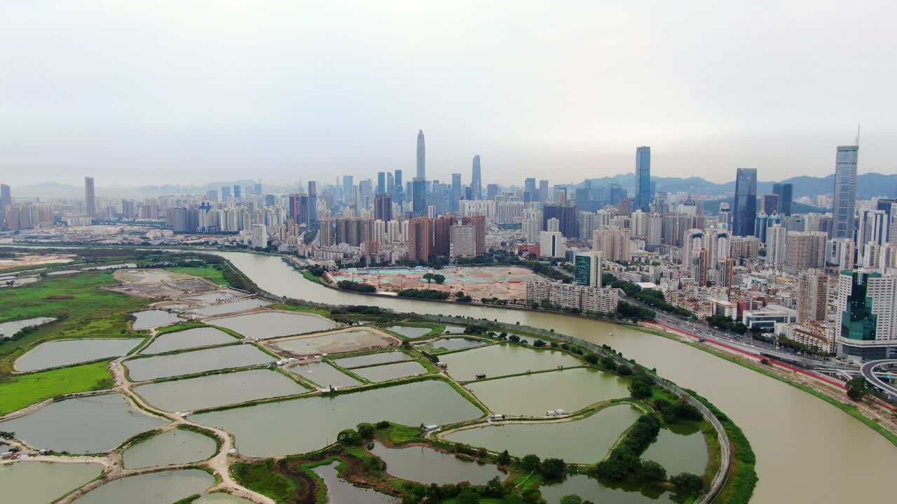 vista aérea sobre el paisaje urbano de shenzhen con un desarrollo urbano masivo y rascacielos