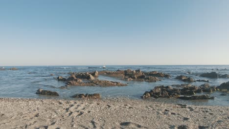 Blick-Auf-Den-Leeren-Strand-An-Einem-Klaren-Tag