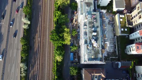 Coches-En-La-Estación-De-Tren-De-La-Autopista-Impresionante-Vista-Aérea-Cámara-De-Drones-De-Vuelo-Apuntando-Hacia-Abajo-Imágenes-De-Drones-Inclinados-Hacia-Arriba-Del-Verano-De-Friedenau-De-Berlín