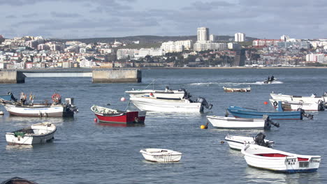 Barcos-A-La-Deriva-Por-La-Orilla-Del-Río-Y-La-Ciudad-De-Lisboa-Como-Fondo