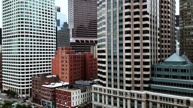 Panorâmica sobre os arranha-céus do centro de Boston no distrito financeiro à beira-mar