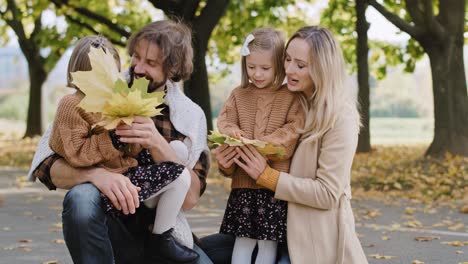 Eltern-Und-Kinder-Pflücken-Im-Herbst-Blätter